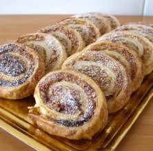 Espirales de pasta de hoja con plátano, almendra y chocolate