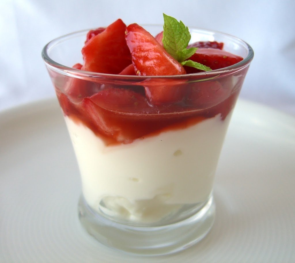Escabeche suave de fresas y vainilla con yogur griego