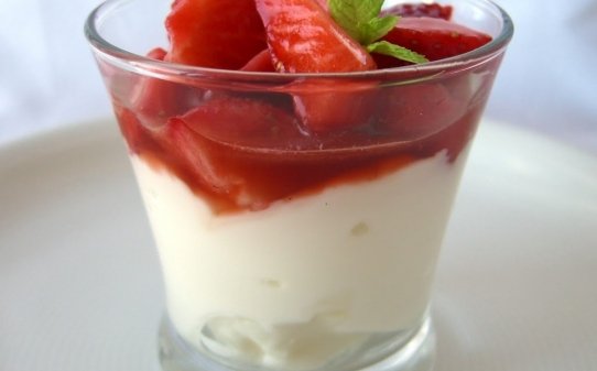 Escabeche suave de fresas y vainilla con yogur griego