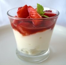 Escabeche suave de fresas y vainilla con yogur griego