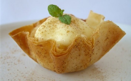 Espuma de crema catalana con tulipanes de pasta filo