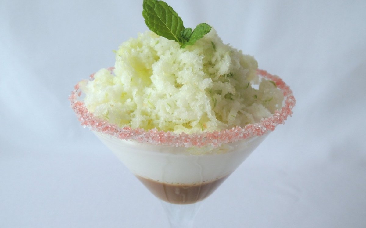 Espuma de leche de coco con salsa toffee y nieve de manzana