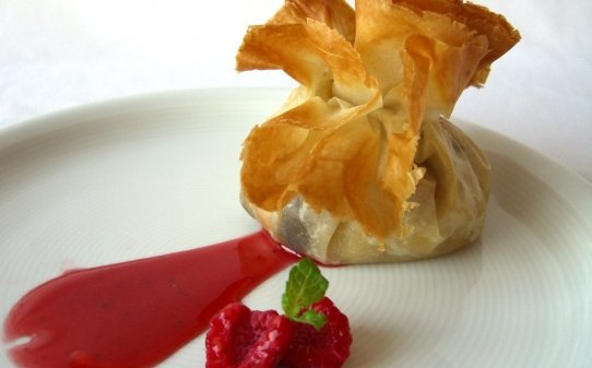 Paquetitos de manzana de Gerona con rebozuelos de pino