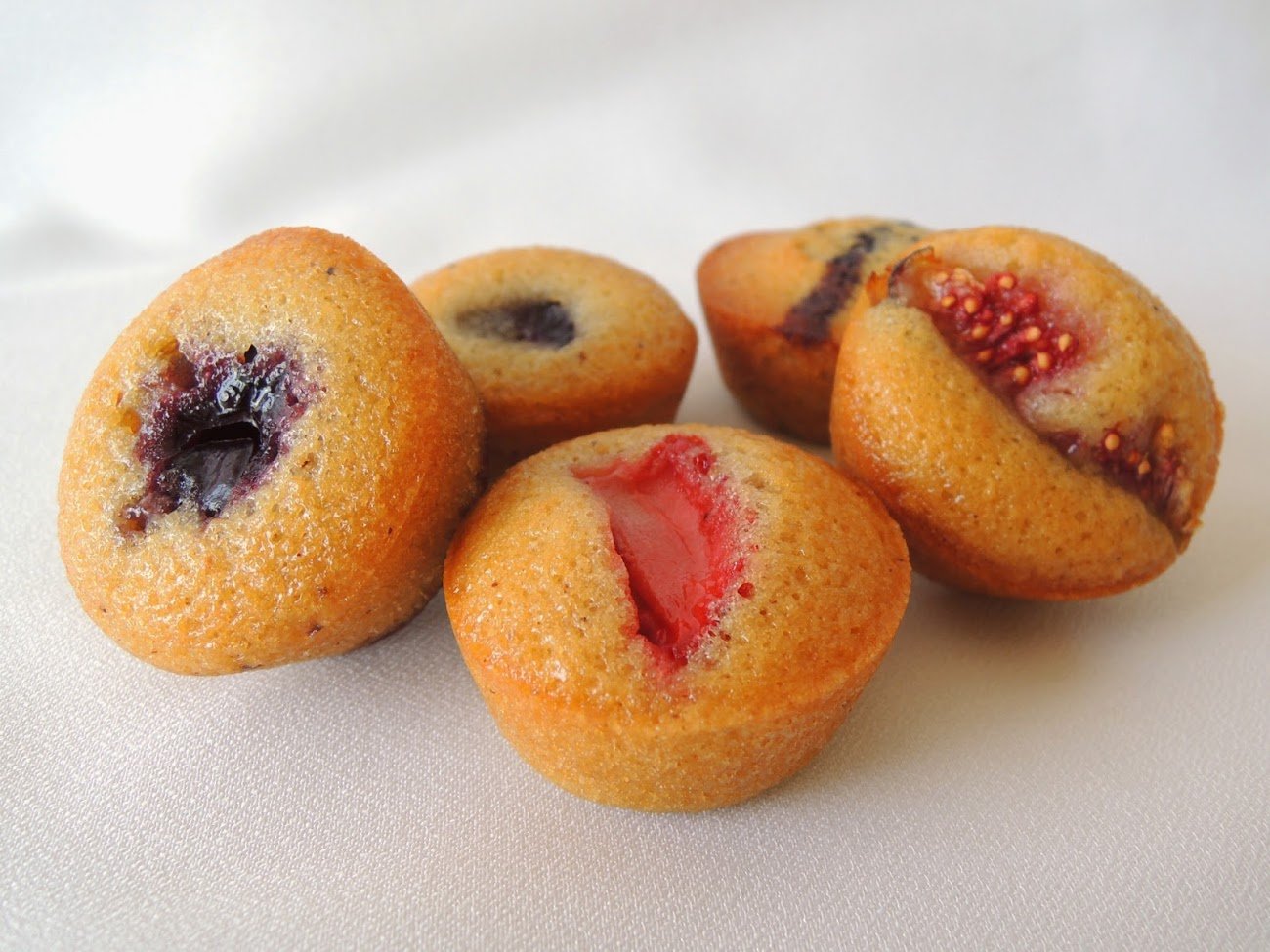 Financiers d’avellana amb fruits vermells