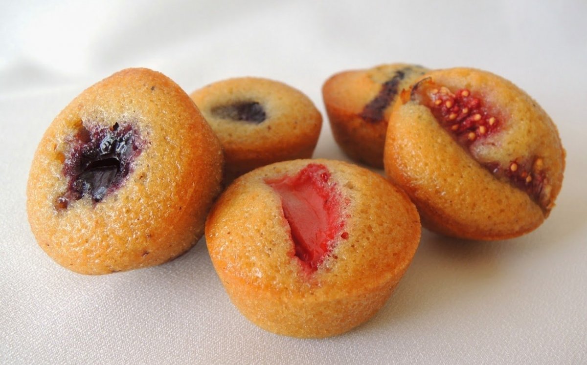 Financiers de avellana con frutos rojos