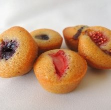 Financiers de avellana con frutos rojos