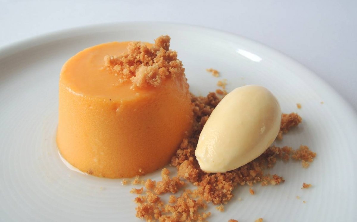 Flan de calabaza con crumble y helado de vainilla