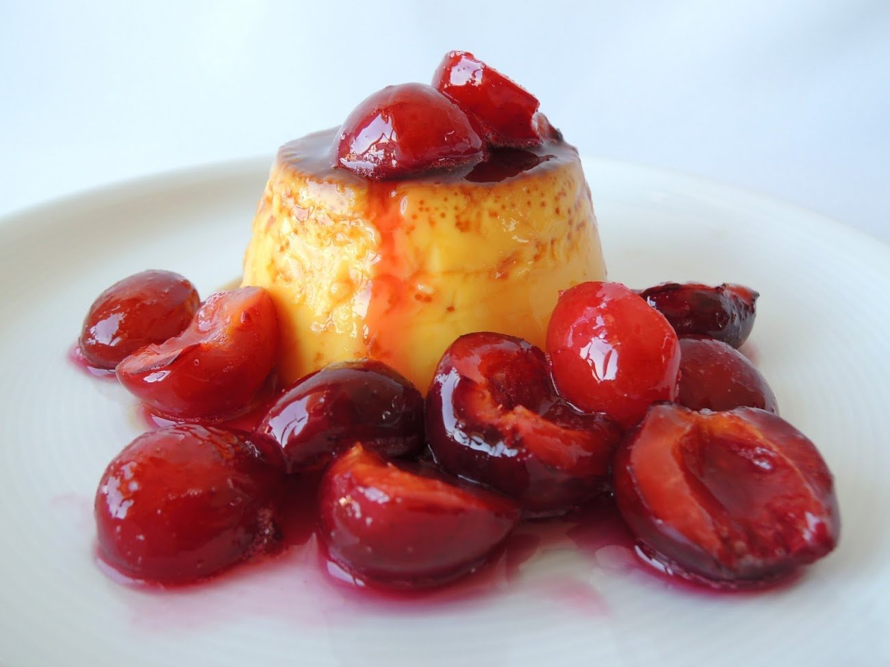 Flam de safrà amb cireres saltades