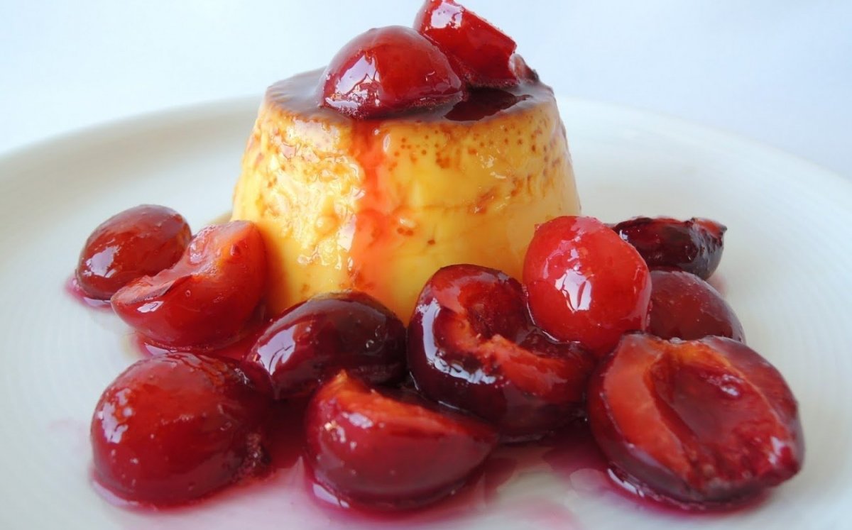 Flan de azafrán con cerezas saltadas