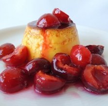 Flan de azafrán con cerezas saltadas