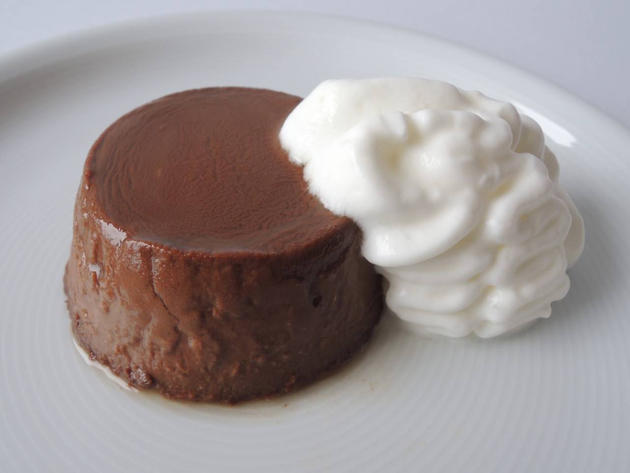 Flam de xocolata amb escuma de iogurt