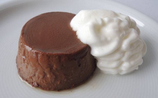 Flan de chocolate con espuma de yogur