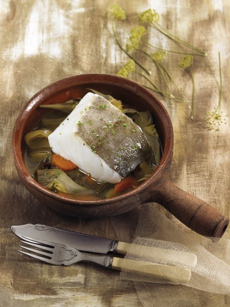 Bacalao confitado con caldo de alcachofas, miel y sus alcachofas