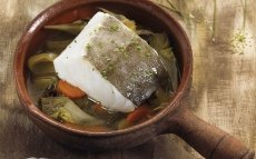 Bacallà confitat amb brou de carxofes, mel i les seves carxofes