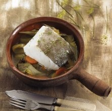 Bacalao confitado con caldo de alcachofas, miel y sus alcachofas