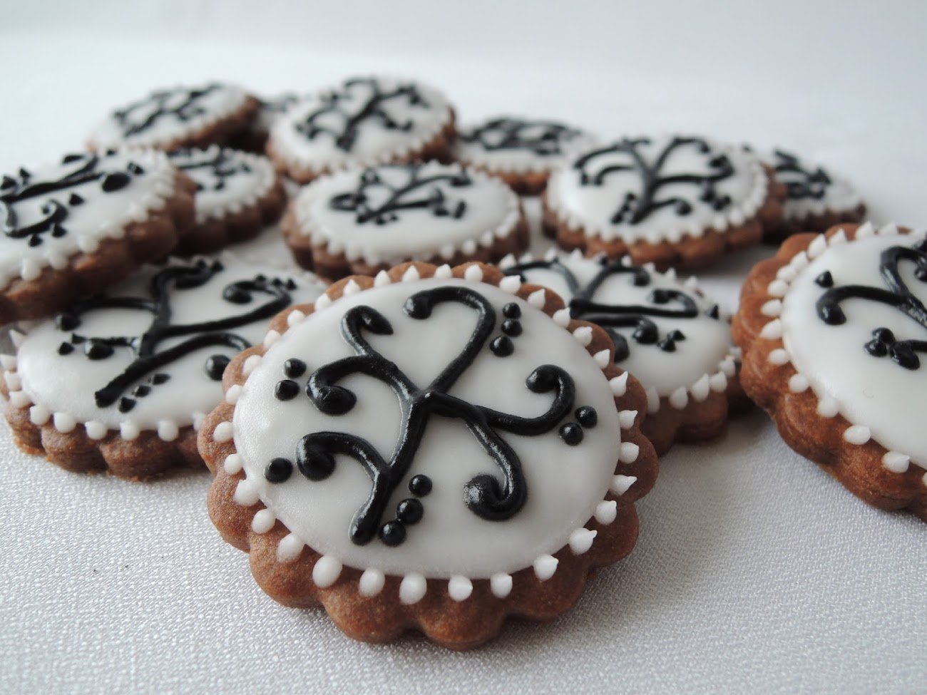 Galetes decorades en blanc i negre