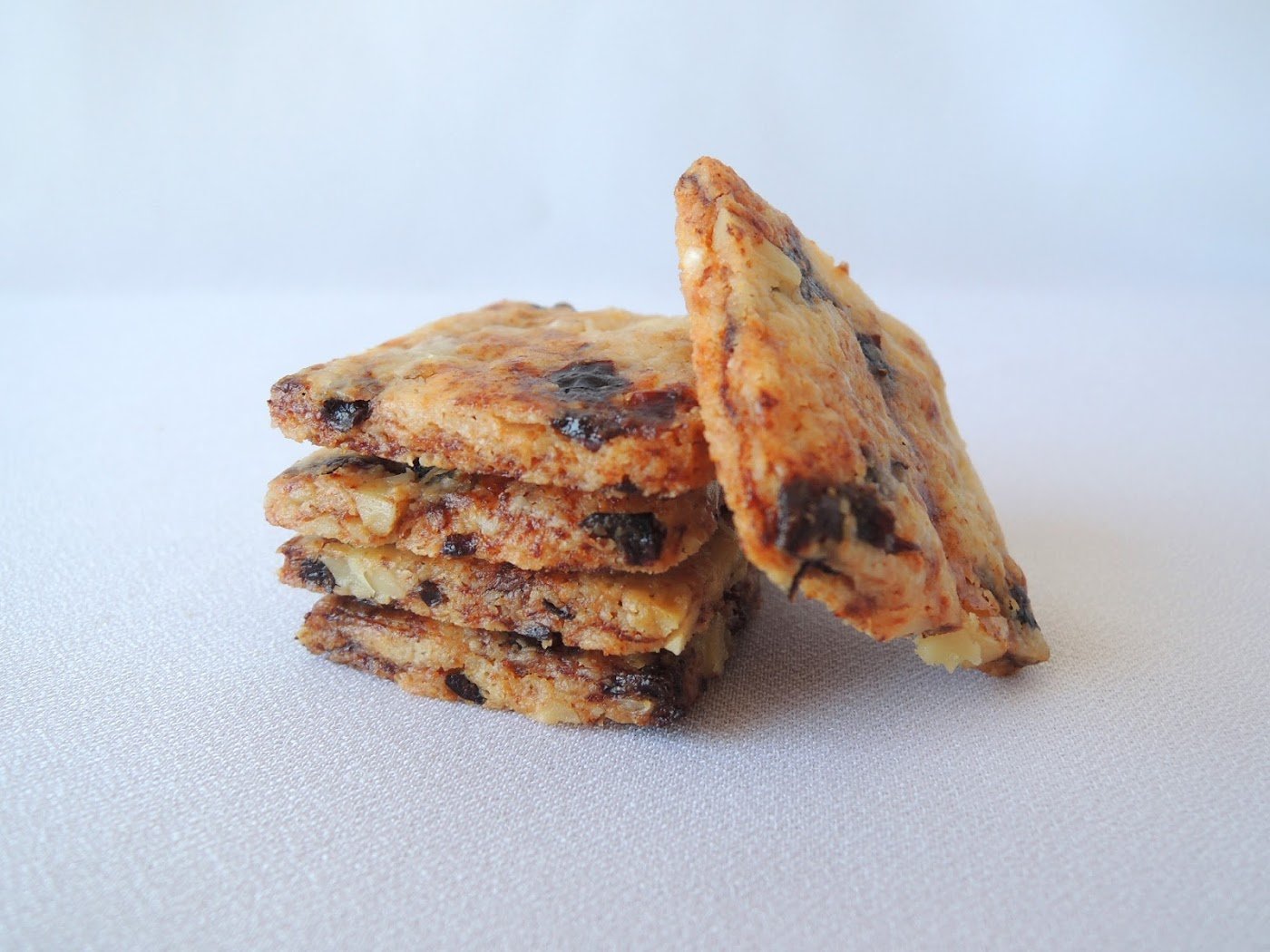 Galetes salades de parmesà, nous i dàtils