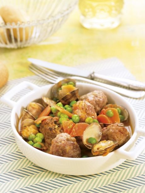 Albóndigas con almejas y guisantes