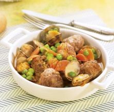 Albóndigas con almejas y guisantes