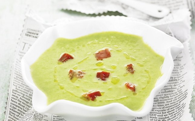 Crema fria de esparragos verdes cono tomates secos