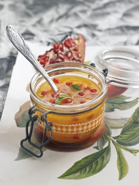 Sopa de mandarina con vainilla, granada y albahaca