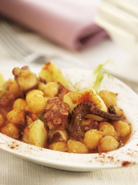 Cazuela de garbanzos con pulpo