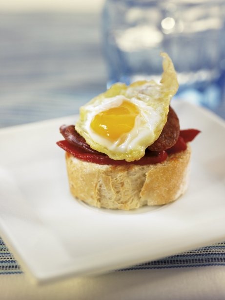 Barquito de huevos de codorniz, chorizo y pimiento del piquillo