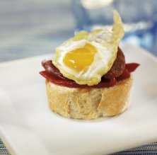 Barqueta de huevos de codorniz, chorizo y pimiento del piquillo