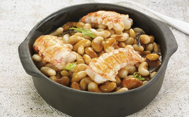 Estofat de mongetes del ganxet, escamarlans i salsa de crustacis