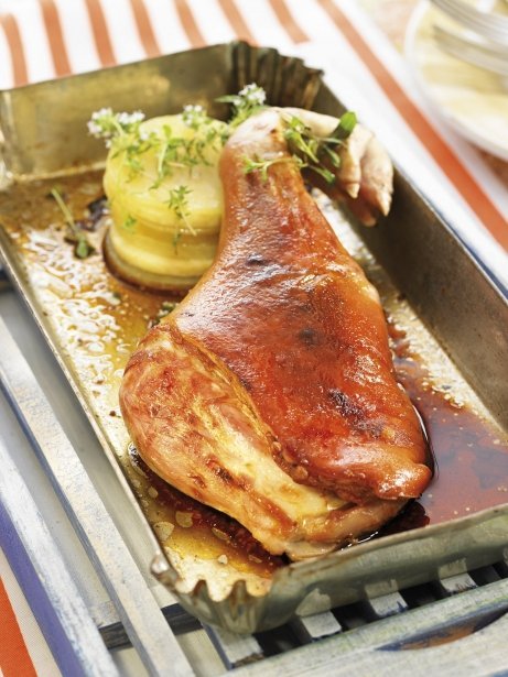 Lechón al horno con tambor de patata y apio