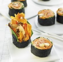 Sushi de pastanaga amb xiitake i crema d''umeboshi' / Becky Lawton