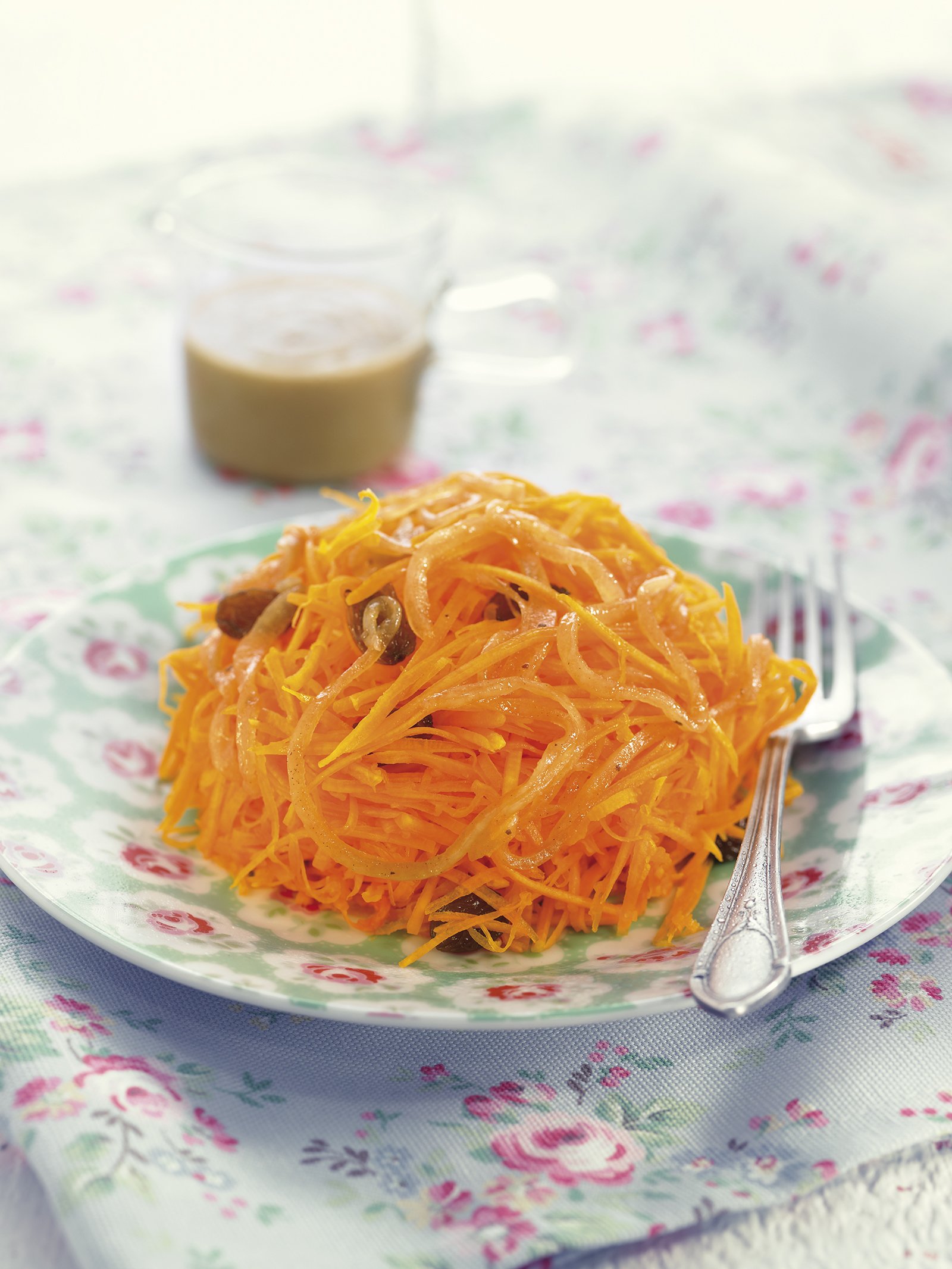 Fideos de calabaza, vinagreta de pasas y cebolla caramel·litzada