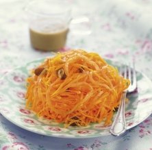 Fideos de calabaza, vinagreta de pasas y cebolla caramel·litzada