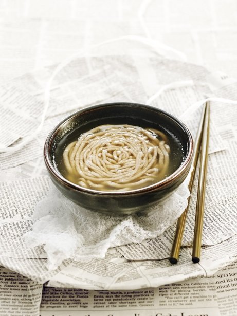 Consomé de pollo y noodles de alforfón