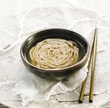 Consomé de pollo y 'noodles' de alforfón