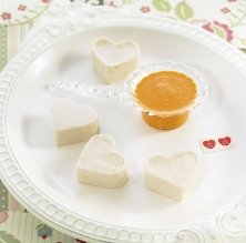 Queso de almendras a la crema de pimiento