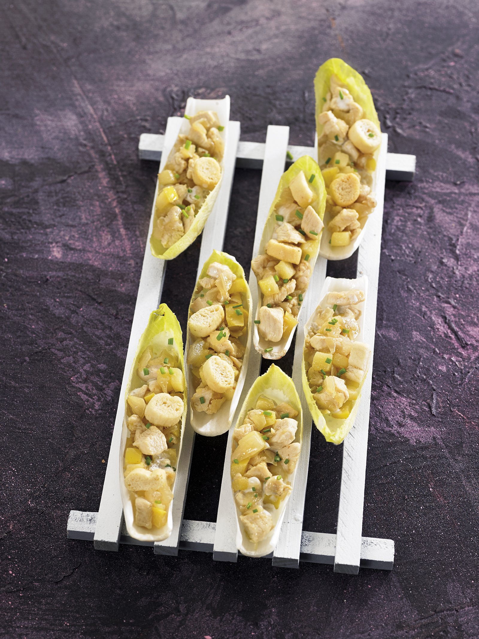 Endibias rellenas de pollo con salsa de roquefort