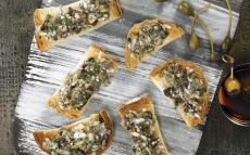 Torrades amb picada d'anxoves, tàperes, ceba, julivert i bitxo