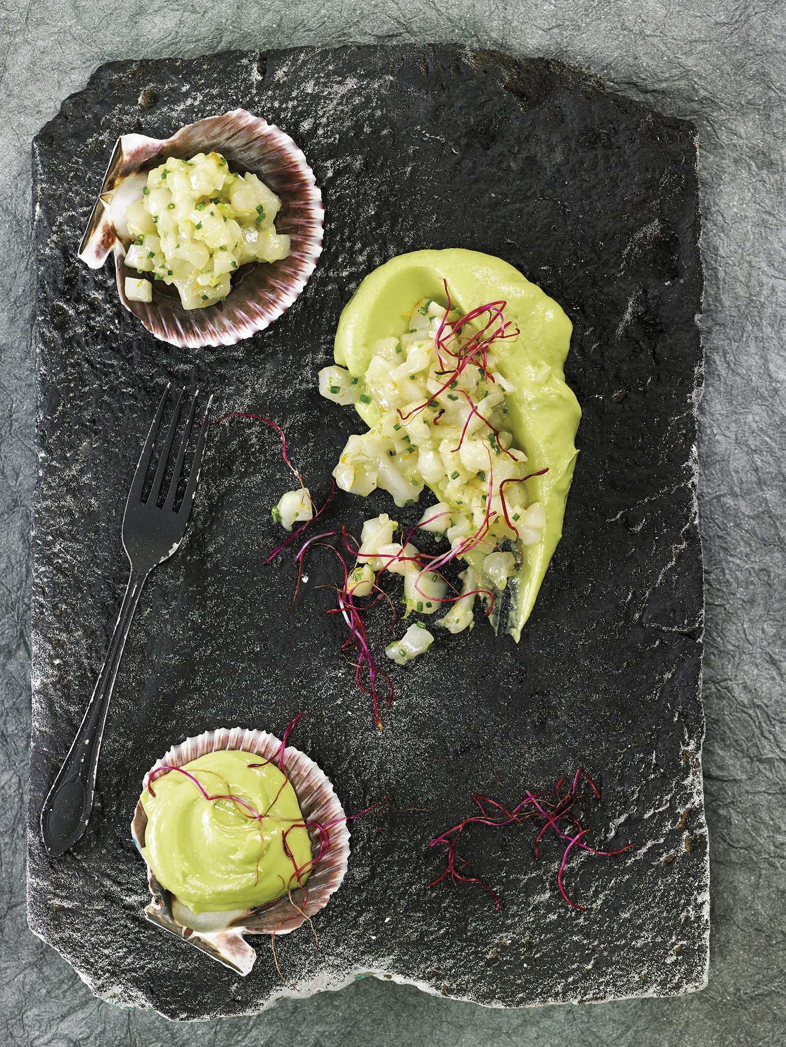 Tàrtar de vieira sobre crema d'alvocat