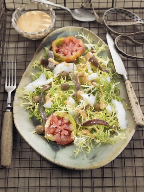 Ensalada de escarola, salsa de almendras y bacalao