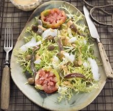 Ensalada de escarola, salsa de almendras y bacalao