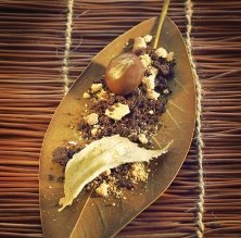 Castaña de foie y chocolate con hojas de mijo crujientes