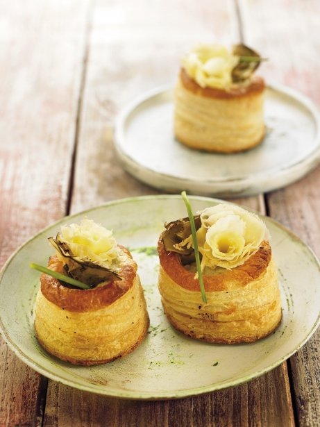 Vol au vent con crema de alcachofa y tête de moine