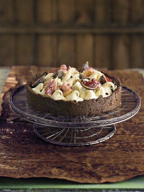 Pastel de chocolate con higos y bizcocho de fresa