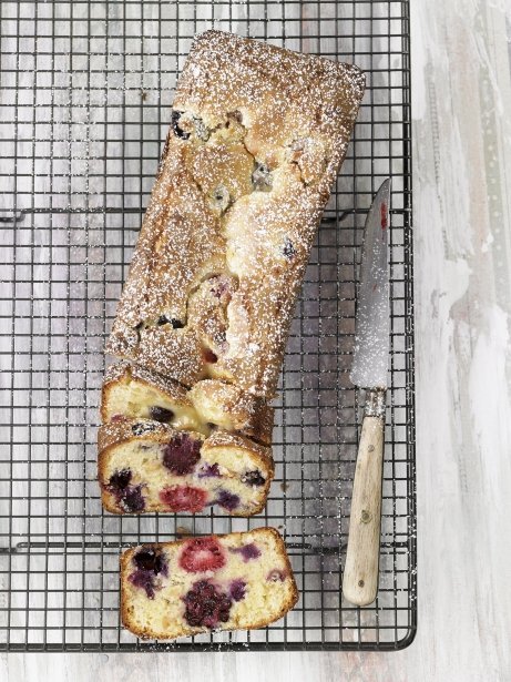 Pan de pellizco de chocolate blanco, arándanos y frambuesas