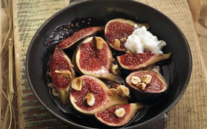 Higos al horno con naranja y avellanas