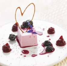 Mousse de yogur, remolacha, arándanos y violeta