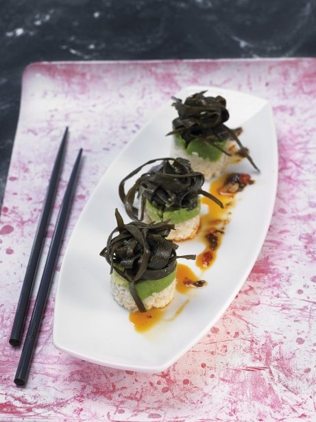 'Nigiri' con aguacate y espaguetis de mar