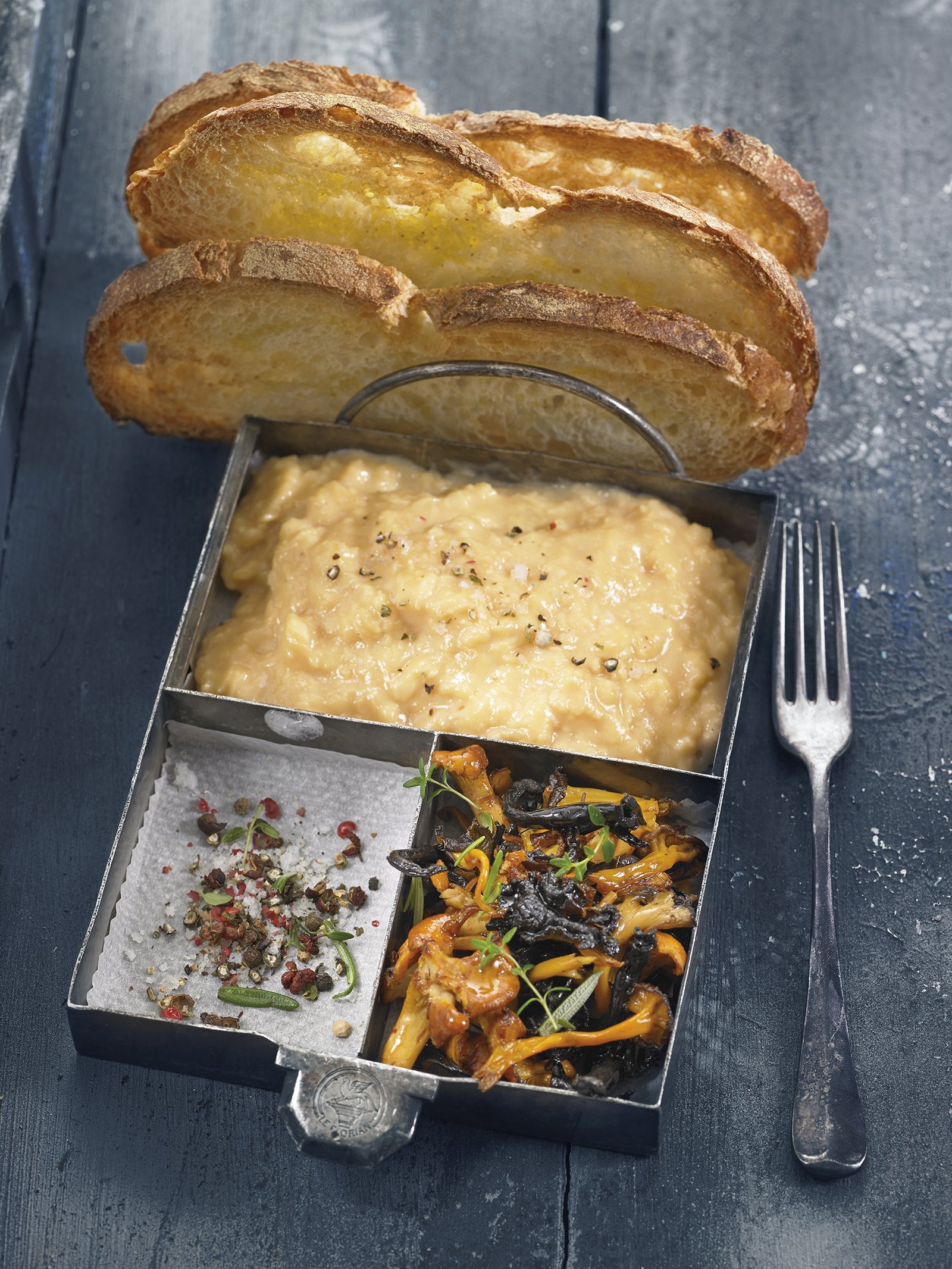 Huevos removidos con setas saltadas