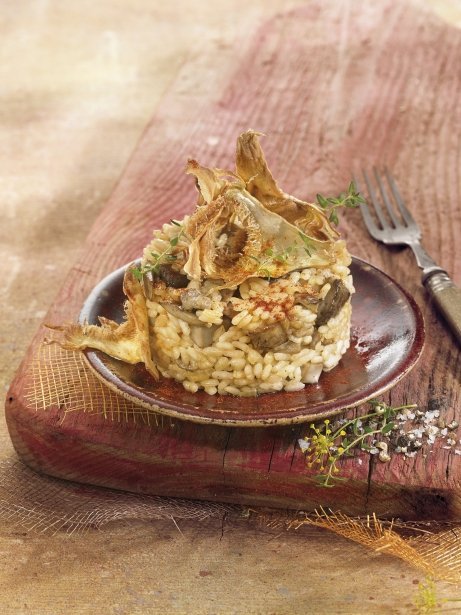 Tambor de arroz de setas con chips de alcachofa